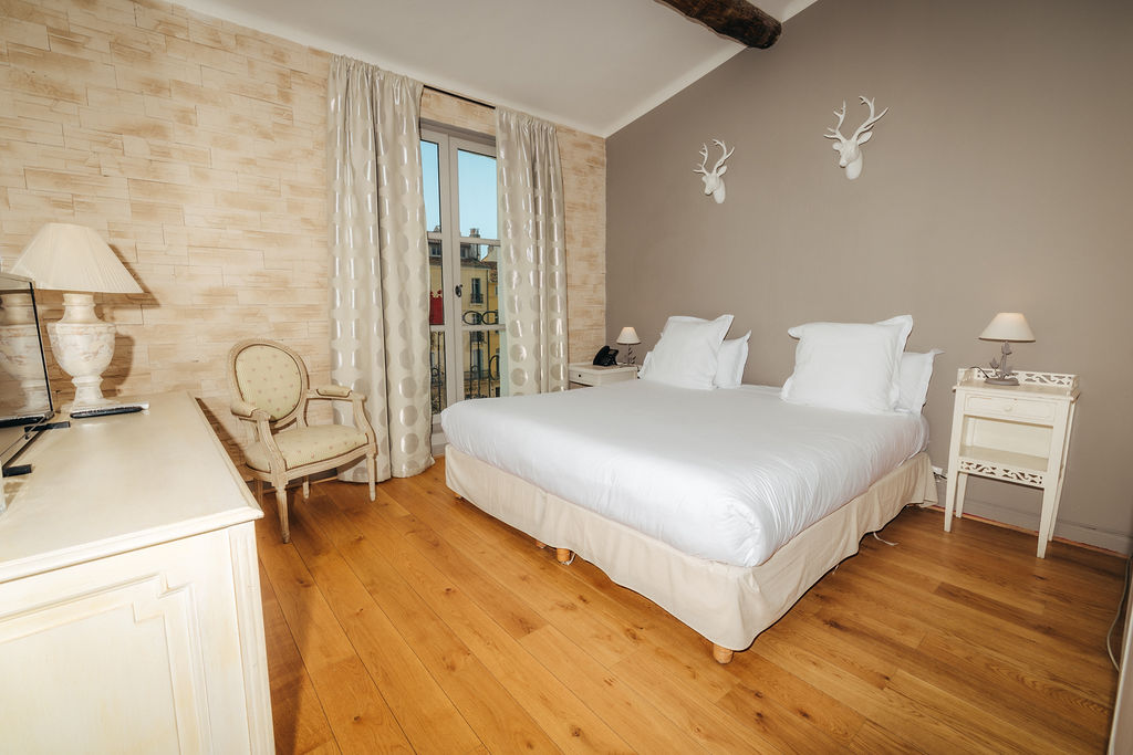 Décoration raffinée et atmosphère cosy de la Suite Augustin – Hôtel sur le Cours Mirabeau    