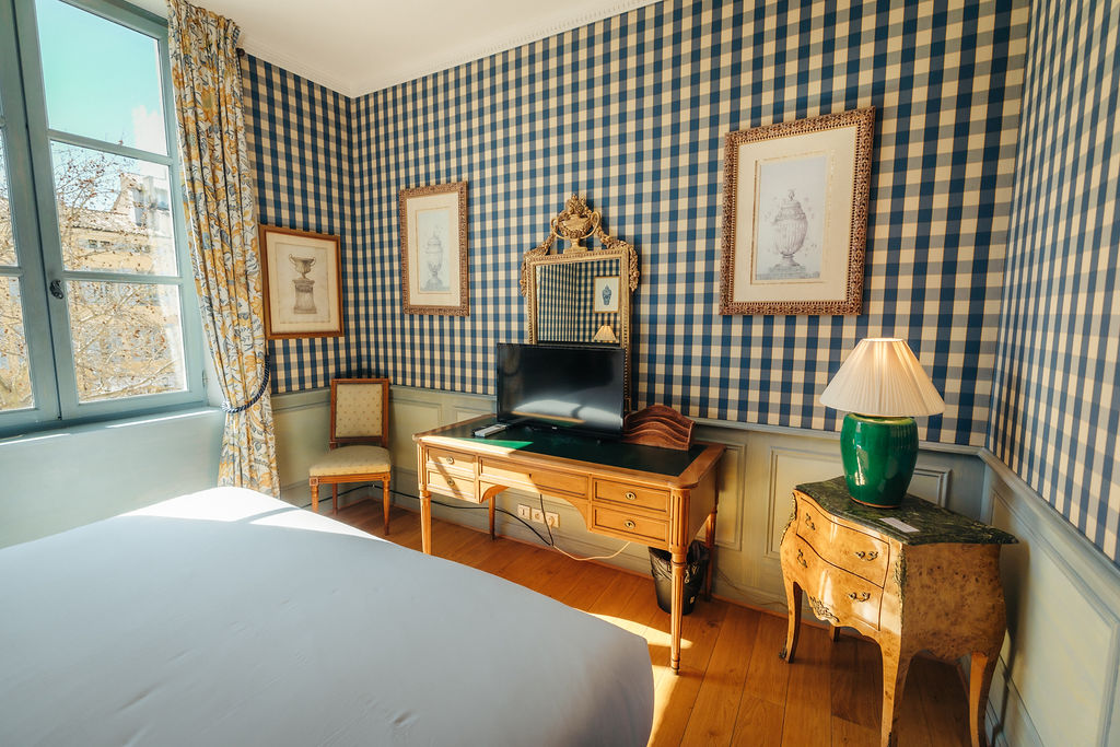 Mobilier design et confort moderne dans la Suite Paula – Hôtel au cœur d’Aix-en-Provence