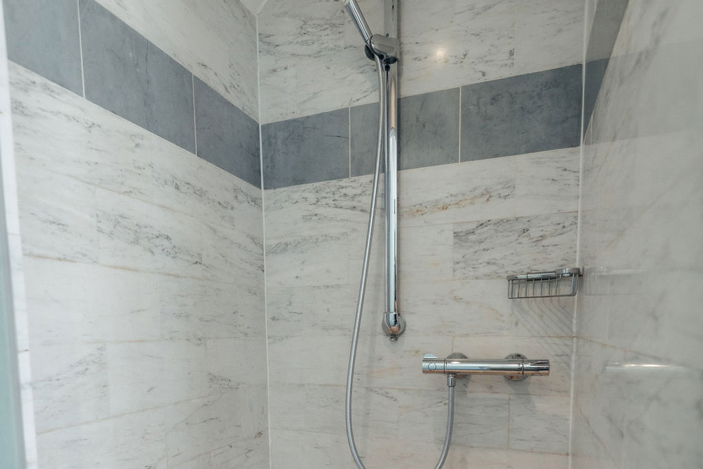 Lumière naturelle et décoration soignée dans la Suite Paula – Hébergement de luxe à Aix-en-Provence