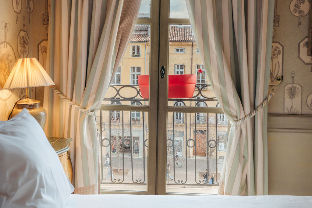 Mobilier haut de gamme et confort moderne dans la Suite Vincenzia – Hôtel Cours Mirabeau